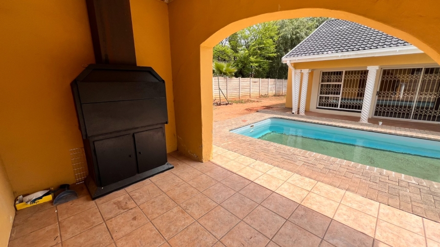 4 Bedroom Property for Sale in Langenhovenpark Free State